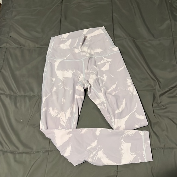 Hardly worn lululemon 25’ size 4 leggings - Picture 2 of 6